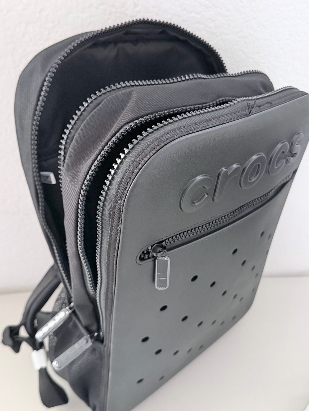 UNISEX CROCS Gray Sling Backpack with Perforated Front - Picture 3 of 4